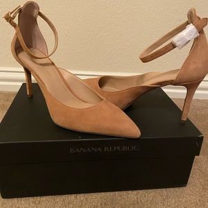 Banana Republic suede pumps- never worn